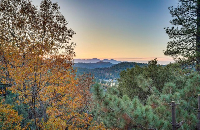 Crestline Cabin Mountain Views and Fire Pit!