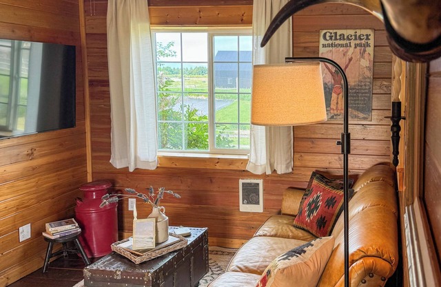 Creston Centennial #2- Cozy barn with queen bed, close to West Glacier
