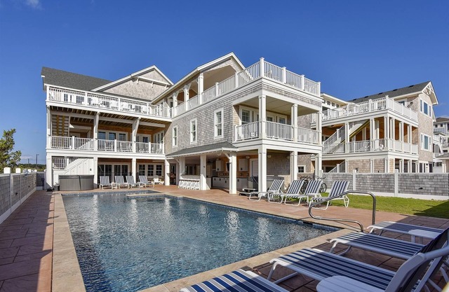 Crew Quarters - 16BR Oceanfront with Elevator, Pool and More!