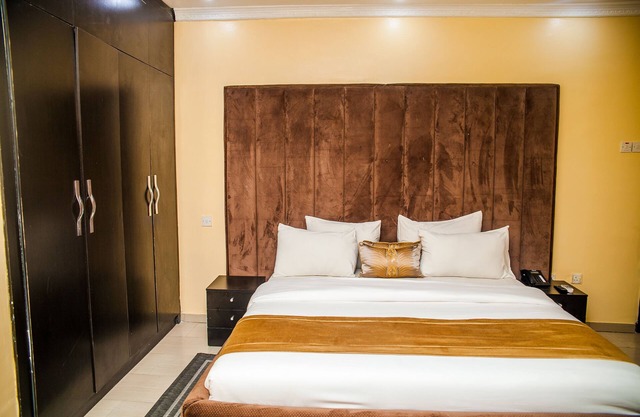 CribVille Hotel & Suites