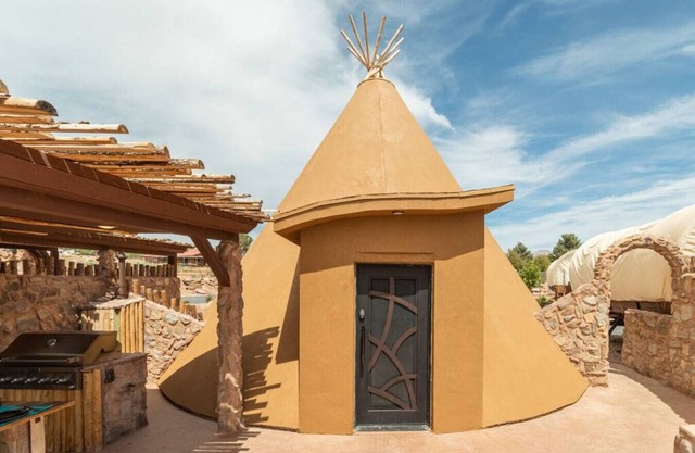 Crow Tipi by the Pond with 1 King Bed, Hot Tub and Outdoor Kitchen Unit #36