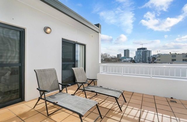 Crows Nest- SANT4 - Pacific Hwy - Sunny 1BR with Huge Private Deck in Central Crows Nest Location
