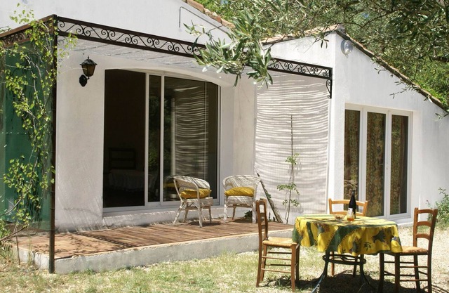 Cushy Villa in Vergèze with Fenced Garden, Terrace, Barbecue
