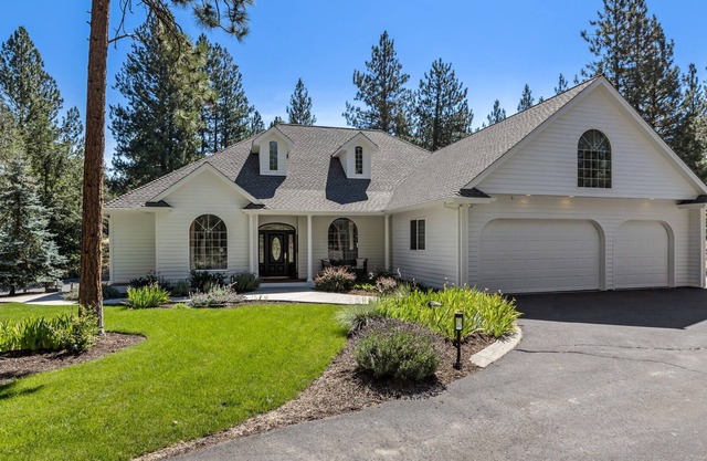 Custom Home ~ 10 Mins to Downtown Bend ~ Private Hot Tub ~ Game Room