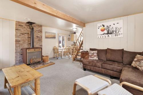 Cute and Cozy Cottage- Big Bear Retreat in the Pines