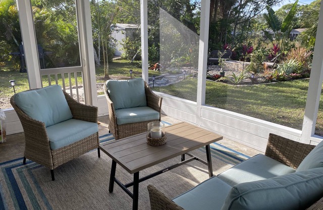 Cute Beach Bungalow 10 minutes from the Beach!