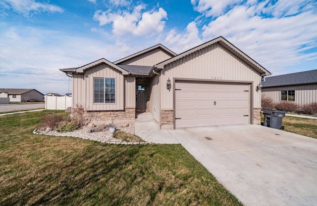 Cute Comfy 4-bedroom home W/Hot tub!