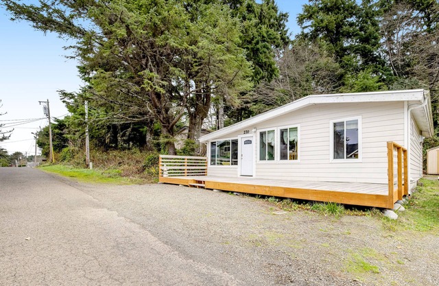 Cute dog-friendly beach cabin with wood-burning fireplace & private hot tub