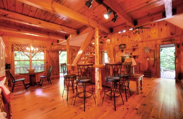 Cute On The Creek 1 Bedroom Cabin by Redawning