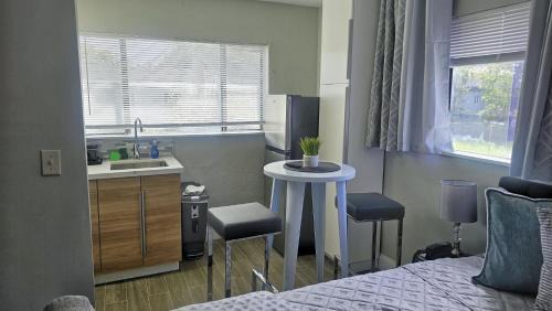 Cute Renovated Studio 4 Miles from Hard Rock Hotel