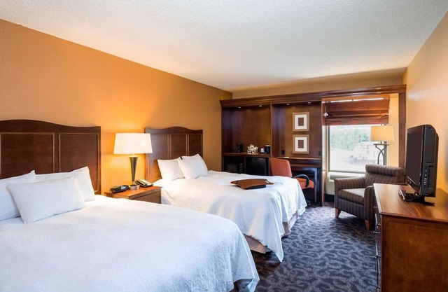 Danville Charm: Spacious Rooms with Easy Access to Route 80! Free Parking