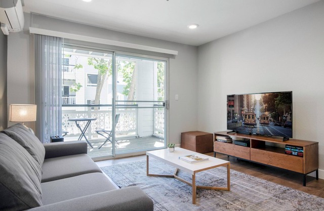 Dapper Downtown Mountain View 2BR w/pool, gym, parking, by Blueground