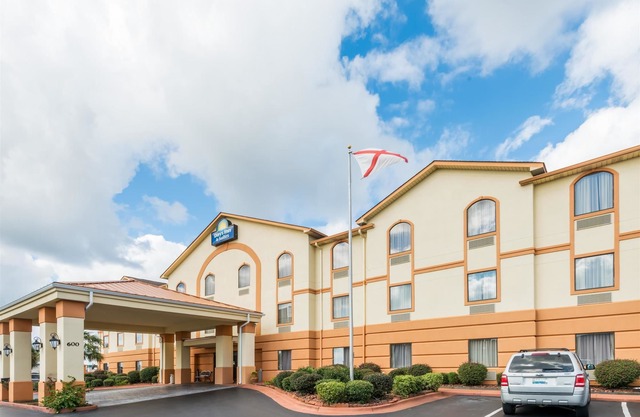 Days Inn & Suites by Wyndham Prattville-Montgomery