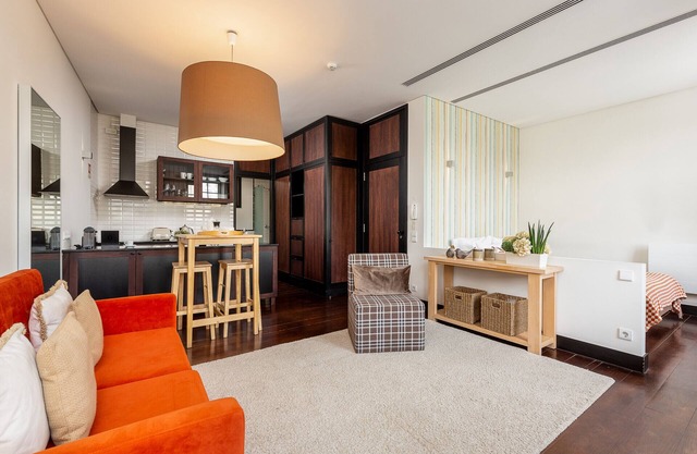 Dazzling City Center Studio in Lively Neighborhood