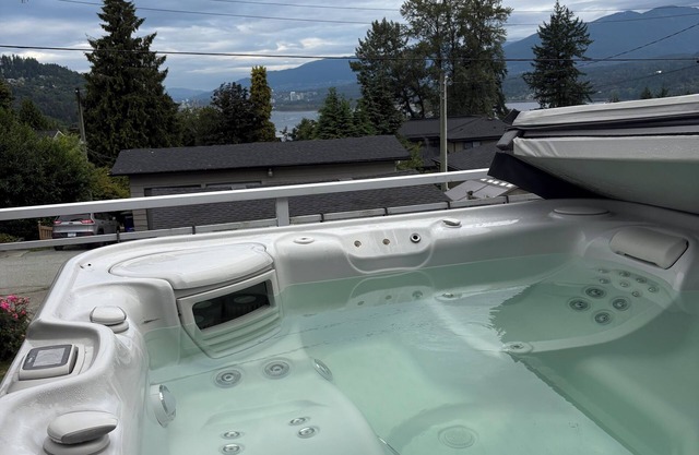Debbie's Cozy 1-Bedroom with Ocean Views & Hot Tub