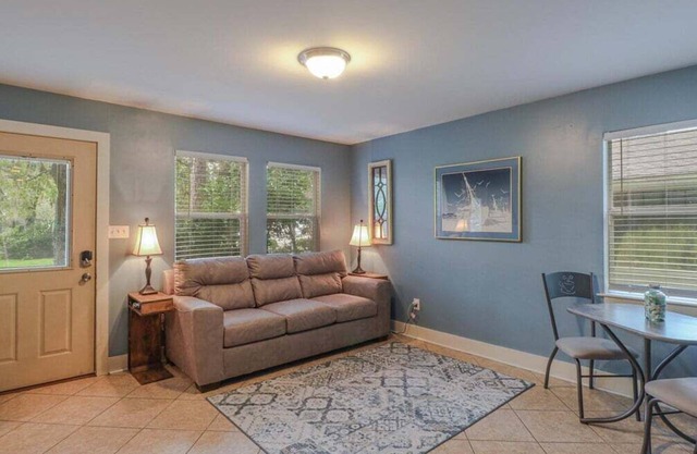 Delightful 2-bedroom, 1-bath home near Biloxi's scenic Back Bay.