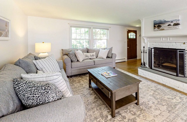 Delightful coastal escape near the bay with large yard, gas grill, & free WiFi