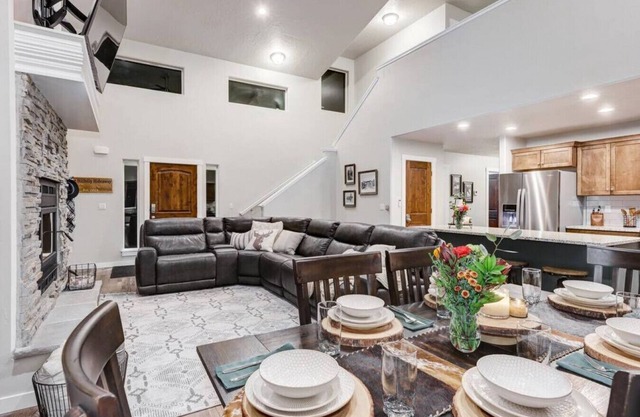 Delightful Donnelly Cabin w/Hot Tub & Great Views