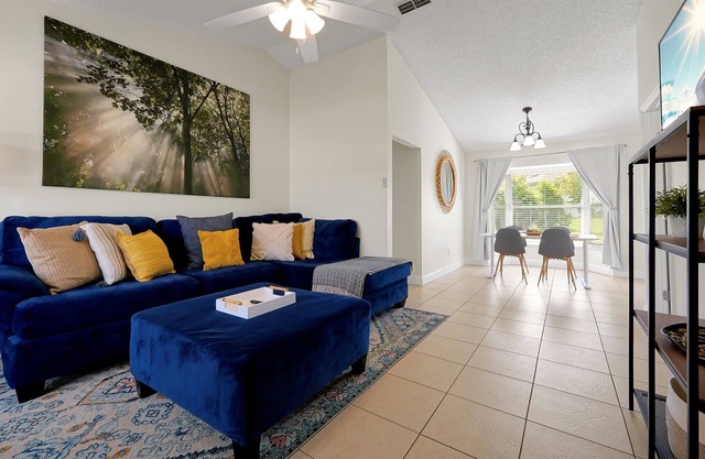 Deltona Getaway 3BR/2BA Home + King Suite & Workspace