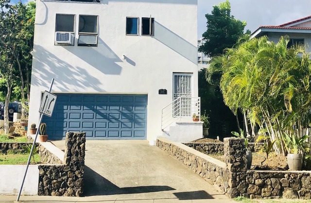 Deluxe 1 Bdrm Apt w/Garage in Honolulu - Come ALOHA with Us! Parking & Laundry