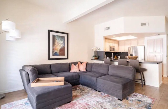 Desert Chic: Cozy Palm Desert Hideaway with private spa. Pet Friendly!