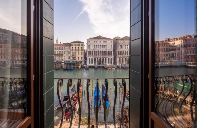 Design Apartment with Balcony on the Grand Canal R&R