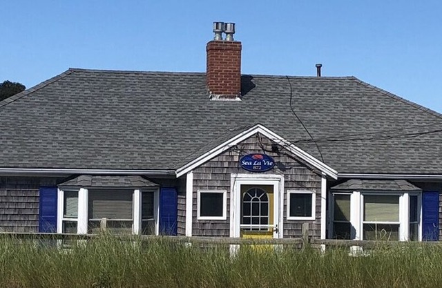 Desirable 4br/2ba Craigville Beach Cottage Steps to Ocean