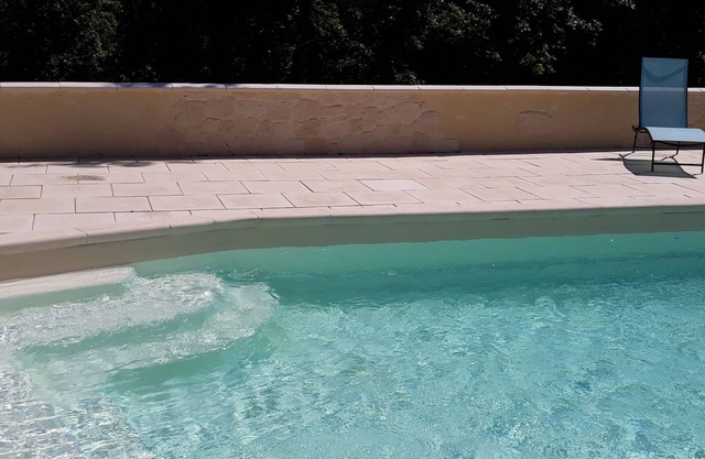Detached 2-bedroom chalet-gîte with swimming pool, 2 km from Lascaux IV