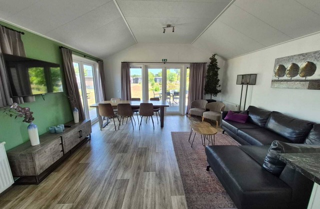 Detached 3 bedroom waterfront bungalow