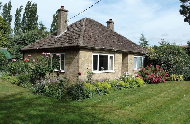 Detached Bungalow In Large Lawned Garden With Old Orchard. Non-smoking Property