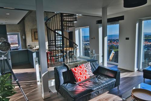 Detached House With Amazing Sea View and Hot Tub