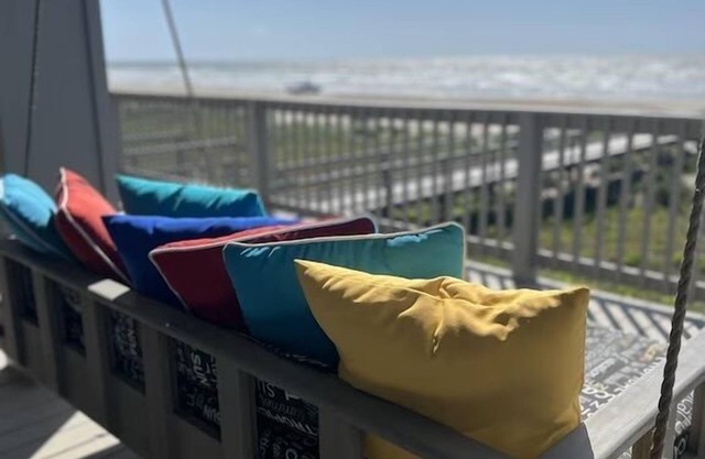 Directly on the beach with amazing Gulf & Bay views near fishing and adventures