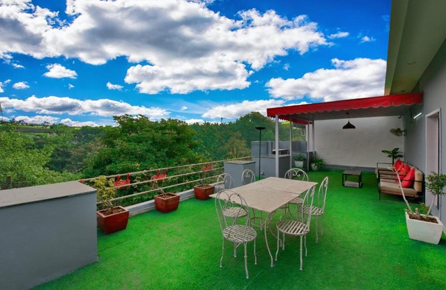 Divine Inn Couple Friendly Hotel near Sector 51 Metro Station