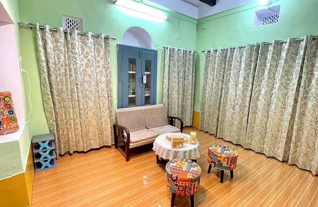 Divine Stay - Facing Krishna Janmabhoomi Temple, Mathura/Vrindavan - Sleeps 2-6