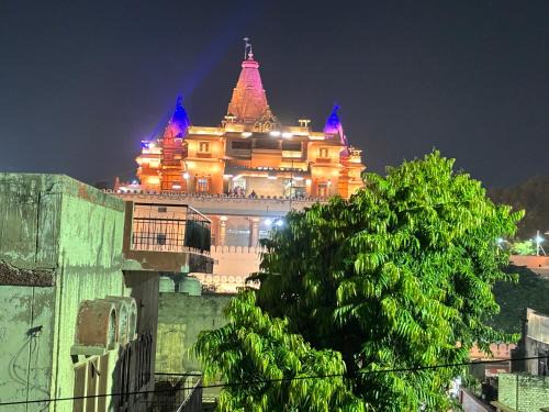Divine Stay- Facing Krishna Janambhoomi Temple- Personal Family HomeStay - Hotel Like Amenities