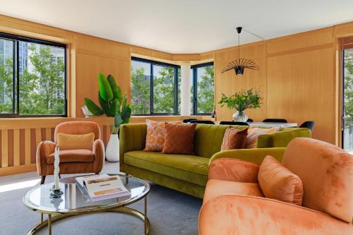 Divine Views from a Breathtaking LuxXe City Penthouse for a Gracious Life Style