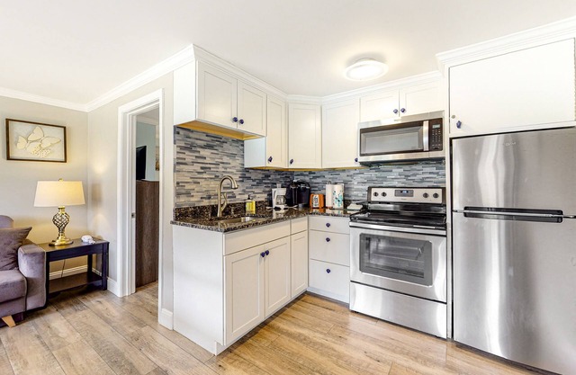 Dog-friendly first-floor seaside cottage with pool & tennis courts