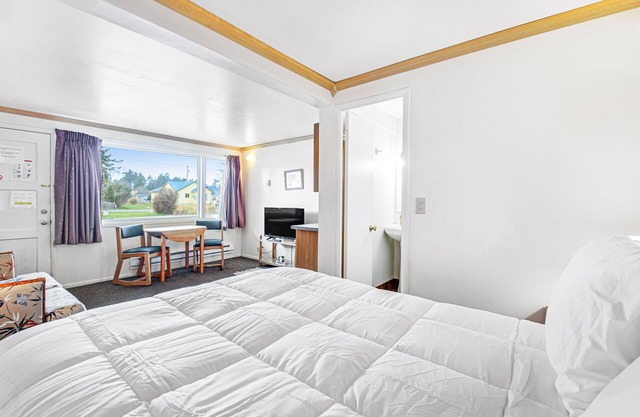Dog-friendly getaway for two with fast WiFi, kitchenette, & picnic tables