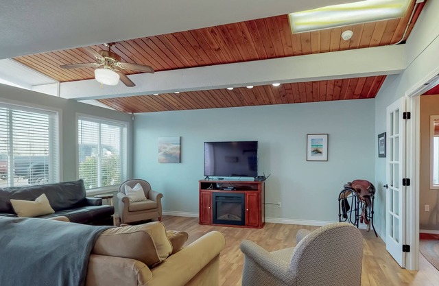 Dog-friendly home on waterfront with incredible views - close to the marina