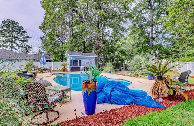 Dog-friendly home with private pool, gas grill, 2 firepits, enclosed yard, AC