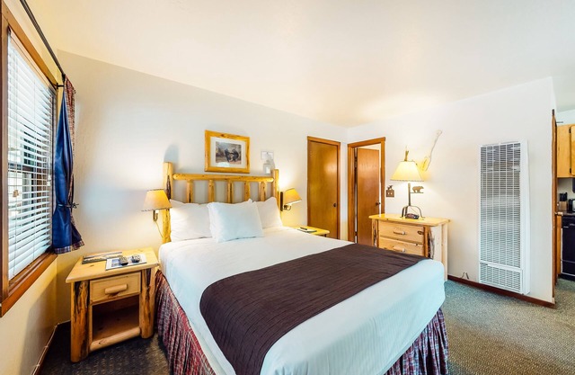 Dog-friendly studio w/ pool, Ping-Pong & dock - walk to private lakefront beach!