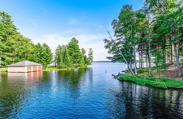 Dog-friendly, lakefront getaway w/a wraparound balcony, beach, & boat access