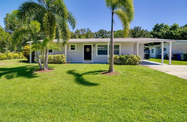 Dog-Friendly Vero Beach Retreat with Porch and Grill!