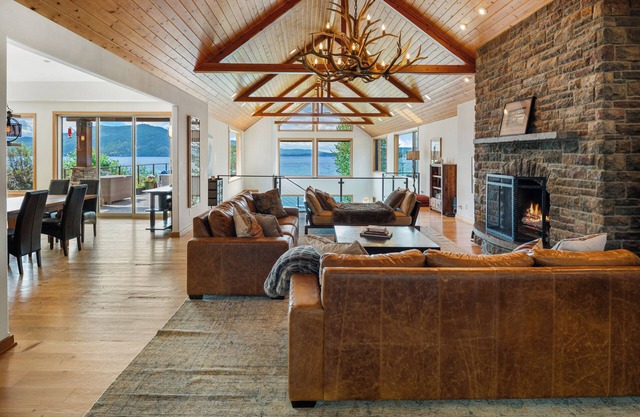 Dog Friendly Waterfront Estate | Sleeps 19!