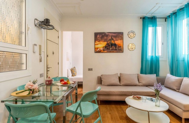 Don't hesitate, this apartment is ideal for enjoying Barcelona with your family or colleagues. You'll find everything you need for a comfortable stay.This 90m2 apartment is extraordinarily well located, near metro and tram Monumental. You will stay in on