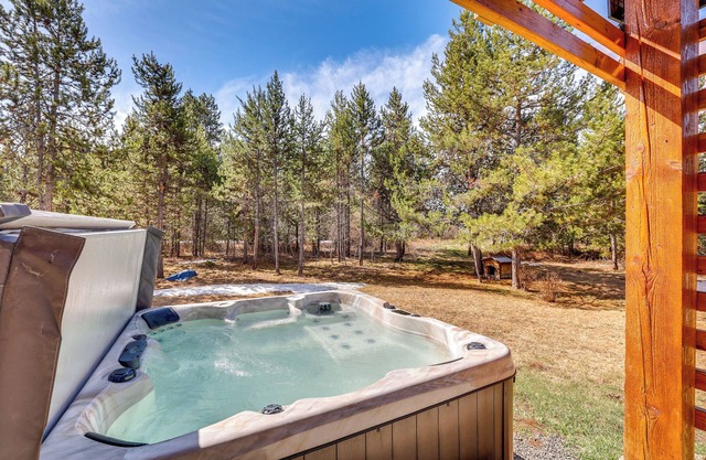 Donnelly Cabin w/Hot Tub < 1 Mi to Boulder Creek!