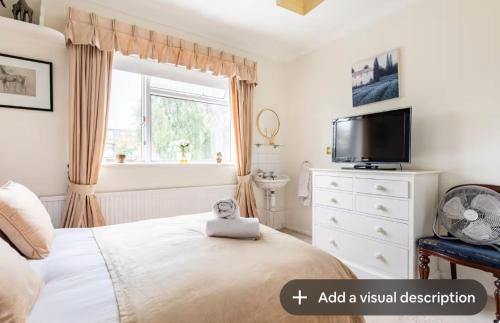 Double bedroom in homely, 5 bedroom family house by the river in Fulham
