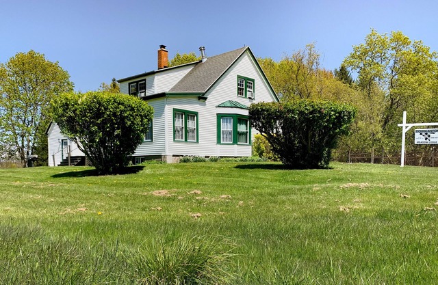 Douglaston Salmon Run - Meadow Lodge