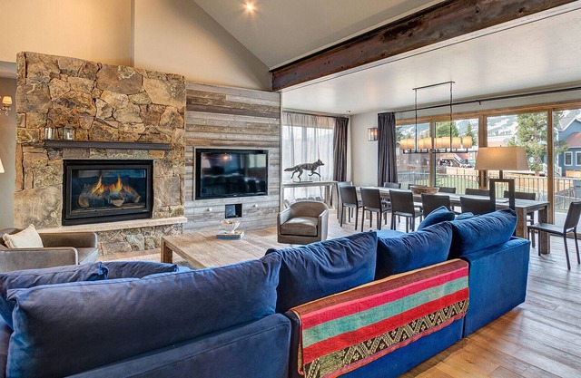 Downtown 5 or 8 bed, hot tub, pool table, wet bar, steam room, fire pit
