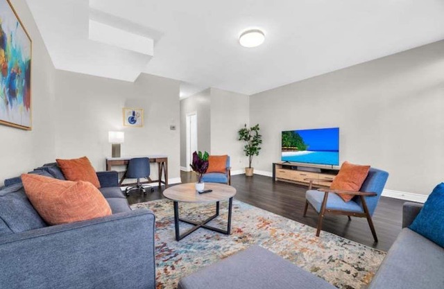 Downtown Gem - 3min to Lakefront - King Bed